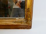 un homme se prenant en photo dans un miroir