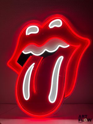 Le logo des Rolling Stones est mis en valeur par une enseigne au néon rouge