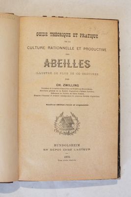un livre ouvert posé sur une table blanche à côté d'une tasse de café