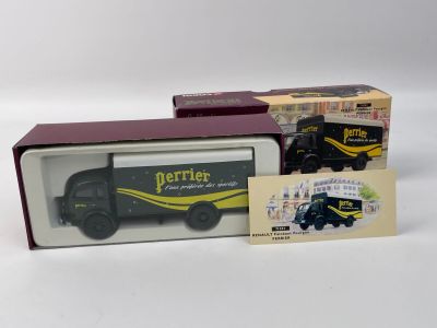 un petit camion jouet noir et jaune dans une boîte