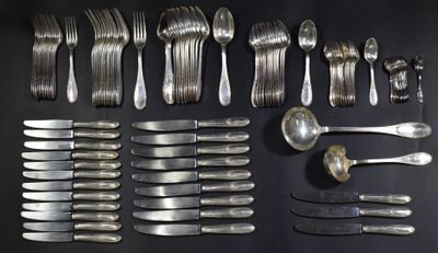 beaucoup de cuillères et de fourchettes en argent sur la table