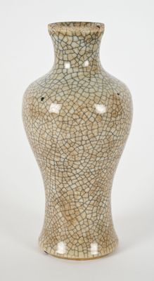 un petit vase dont la surface est craquelée