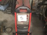 une photo d'une soudeuse dans un garage