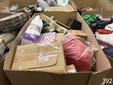 de nombreux cartons de vêtements et d'autres objets dans une pièce