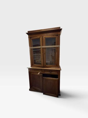 une photo d'une armoire en bois avec des portes vitrées et des tiroirs