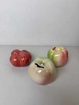 trois pommes posées les unes à côté des autres sur une table