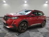 un SUV rouge garé dans une pièce au sol carrelé