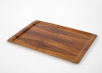 une image représentant un plateau en bois sur fond blanc