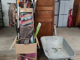 une brouette et une charrette dans une pièce
