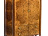 une commode ancienne avec un plateau en marbre et des pieds en bois