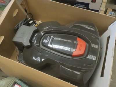 une boîte avec une télécommande à l'intérieur
