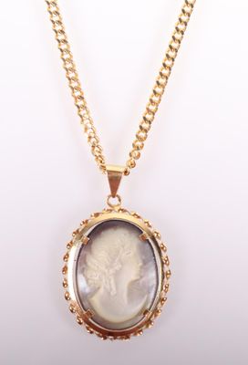 une image d'un collier en or avec un camée, un camée, un camée, un camée, un camée, un camée, un camée, un camée, un camée, un camée, un camée, un camée, un camée