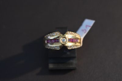 une bague en or sertie d'un rubis et d'un diamant