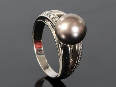 Bague en or gris centrée d'une perle grise de Tahiti d'environ 9,5 mm. - Photo 1