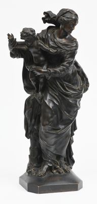 l'image d'une statue représentant une femme tenant un enfant dans ses bras