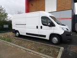 une camionnette blanche garée devant un bâtiment