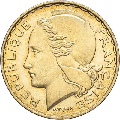 gros plan d'une pièce de monnaie sur laquelle figure un visage de femme