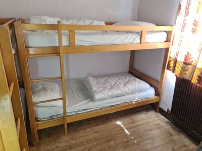 A33 : Lot de mobilier de chambre comprenant 12 lits superpos…