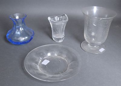 trois vases en verre et une assiette posés sur une table