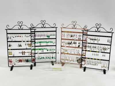 Fort ensemble d'environ 180 paires de boucles d'oreilles, mo…