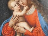une peinture représentant une femme tenant un bébé dans ses bras