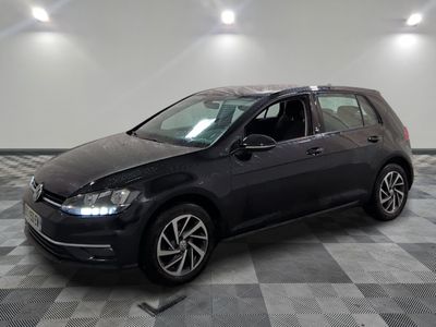 la volkswagen golf noire est garée sur un carrelage à carreaux