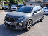 Le SUV gris est garé sur un parking, à côté d'autres voitures.