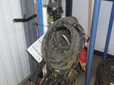 une borne d'incendie située dans un coin d'un garage, à côté d'une autre borne d'incendie