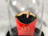 un cupcake sous une cloche en verre, avec une bougie à l'intérieur