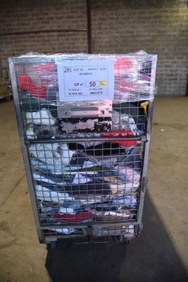 un chariot chargé de nombreuses paires de chaussures dans un entrepôt