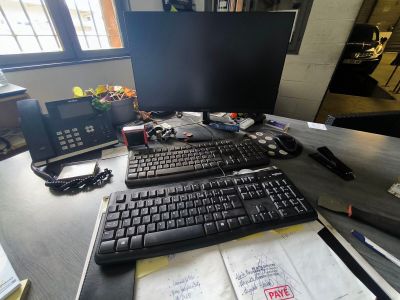 un bureau équipé d'un clavier et d'un écran