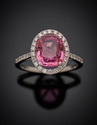 une bague en tourmaline rose et diamant
