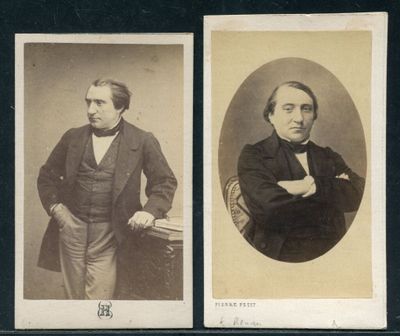 deux vieilles photos en noir et blanc représentant deux hommes en tenue de cérémonie