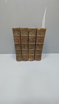 trois vieux livres sont empilés sur une table