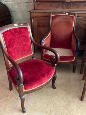 deux chaises rouges placées l'une à côté de l'autre dans une pièce