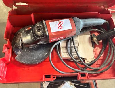 une boîte à outils rouge avec des outils à l'intérieur