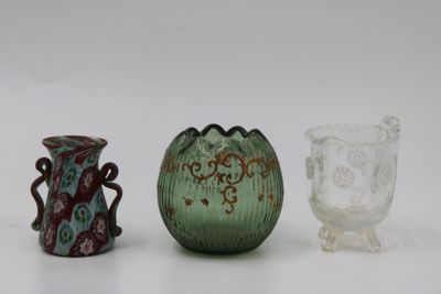 trois vases posés l'un à côté de l'autre sur une surface blanche
