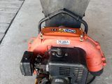 un petit moteur posé sur le trottoir