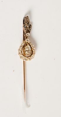 gros plan d'une paire de boucles d'oreilles sur une surface blanche