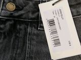 un gros plan sur l'étiquette d'un jean