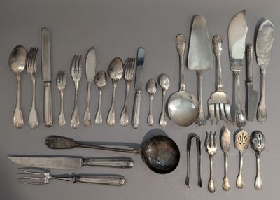 beaucoup de cuillères et de fourchettes en argent sur la table