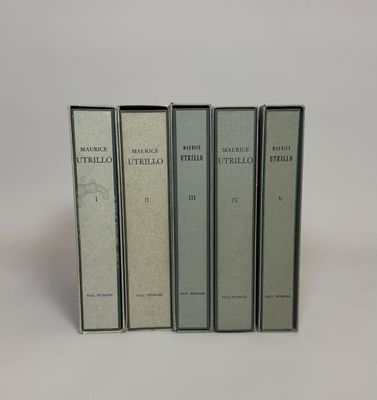 trois livres superposés sur une surface blanche