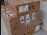 une pile de cartons posée par terre