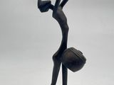 statue d'une femme tenant une balle dans ses mains