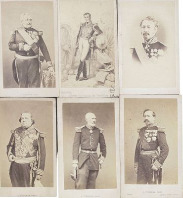 six photographies anciennes représentant des hommes en uniforme militaire, dont un homme en uniforme et un autre homme en uniforme