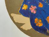 un tableau représentant une femme vêtue d'une robe bleue ornée de fleurs