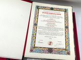 un livre contenant un certificat, posé sur une table