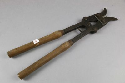 a pair of pliers sitting on top of a table