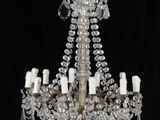 un lustre en verre et en laiton