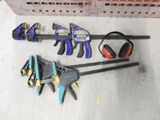 un tas d'outils qui traînent par terre